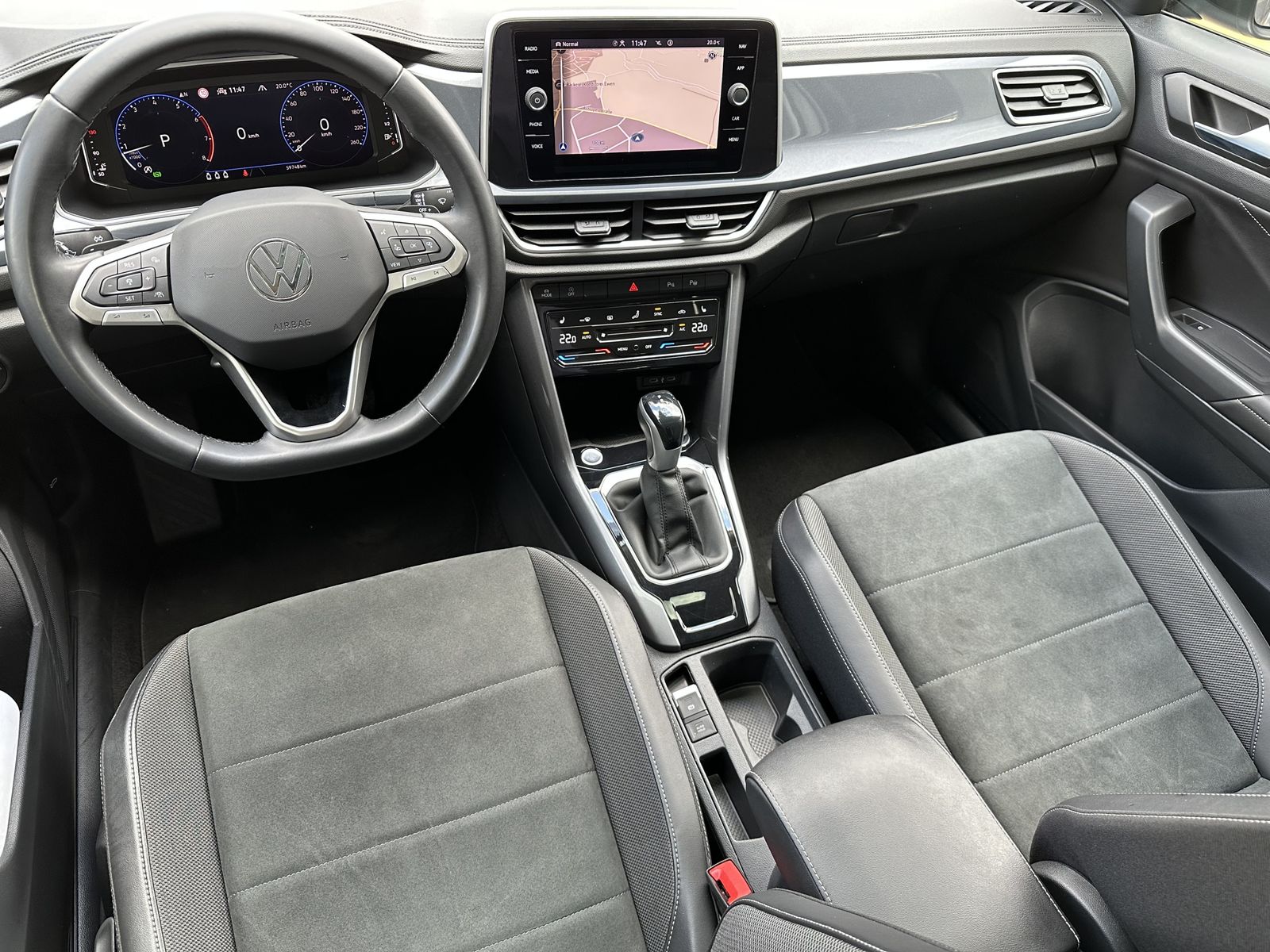 Fahrzeugabbildung Volkswagen T-Roc Sport 1.5 TSI DSG NAV+LED+PANO+18ZO+BEATS