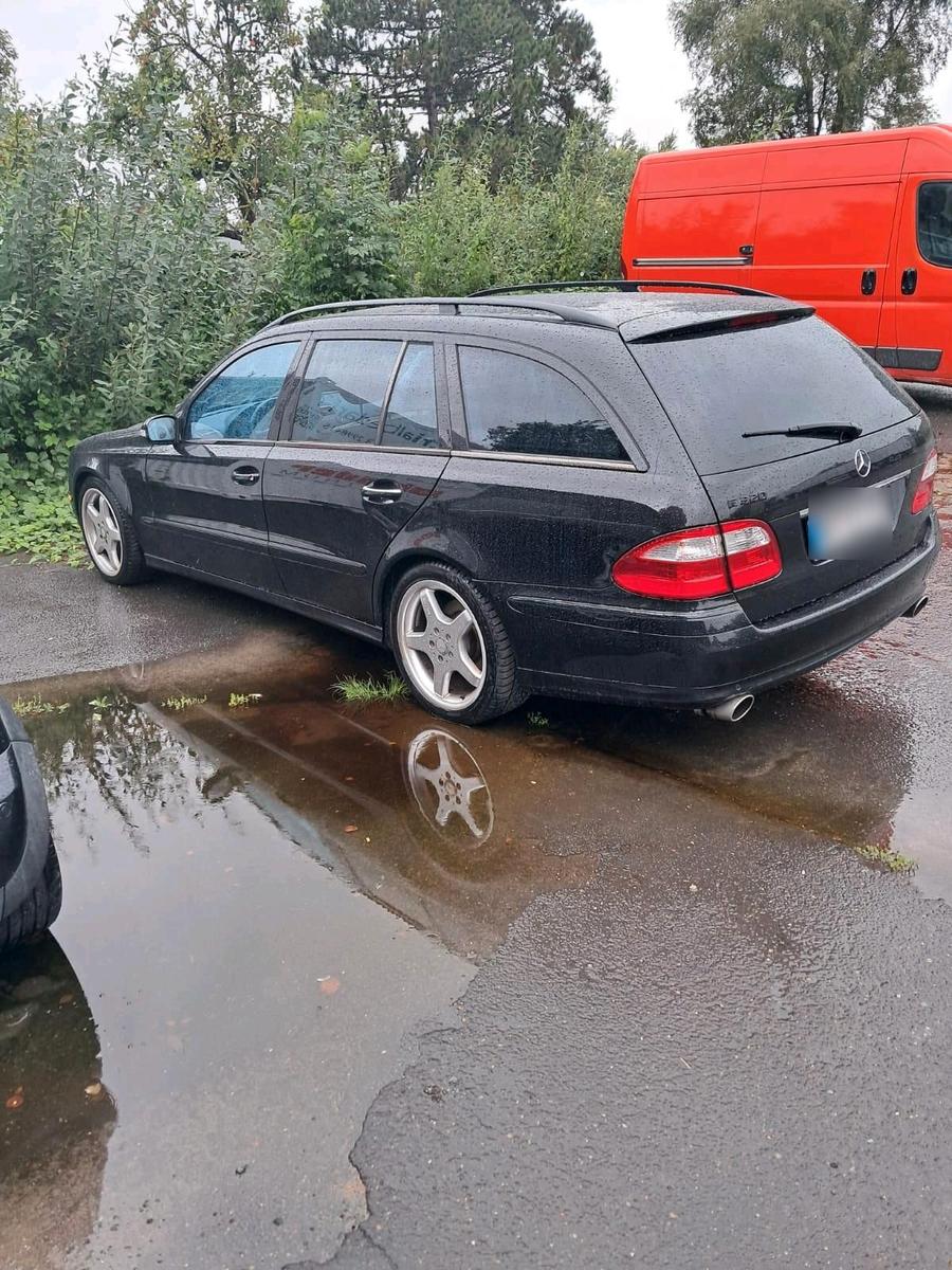 Mercedes-Benz E320 2004 — rear view
