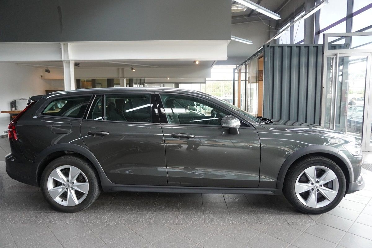 Volvo V60 Cross Country B5 AWD LED Pano AHK foto 5