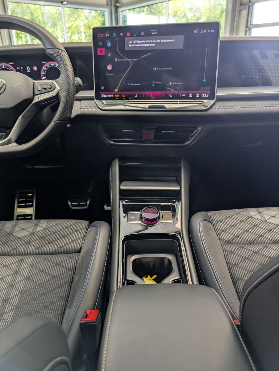 Fahrzeugabbildung Volkswagen Tayron 2.0 4M R-Line Launch Pano Matrix AHK 20"