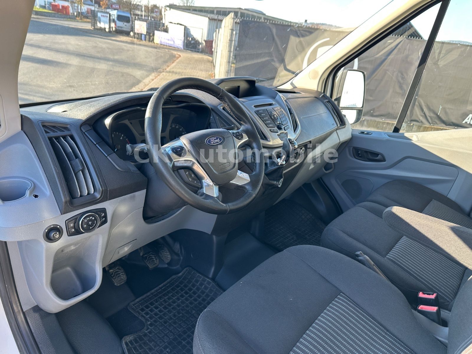 Fahrzeugabbildung Ford Transit Pritsche 350 L2 DoKA/7 Sitze/Klima/AHK