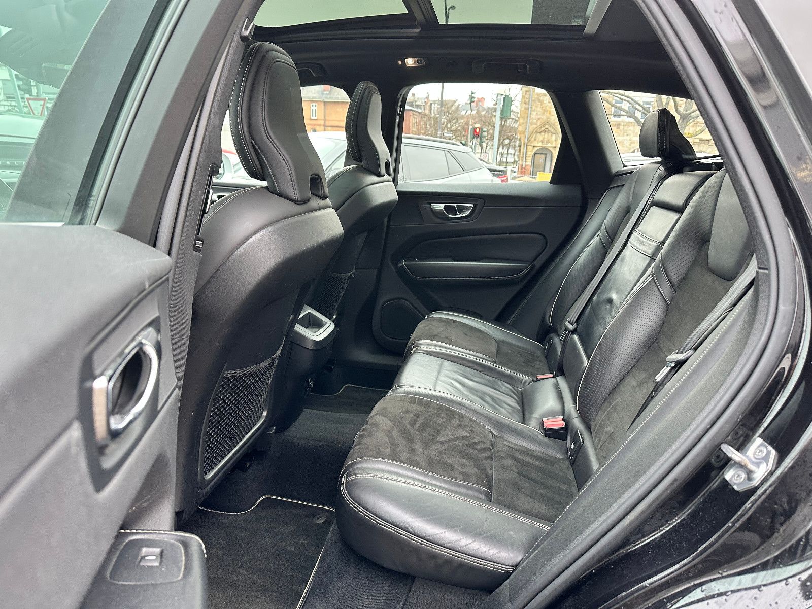 Fahrzeugabbildung Volvo XC60 T5 R DESIGN AWD*PANO+AHK+LED*