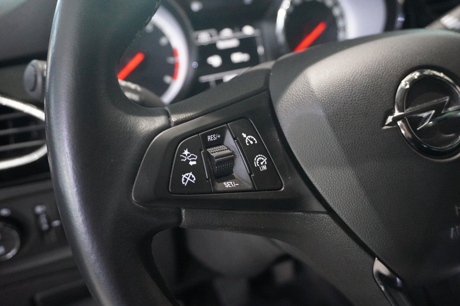 Fahrzeugabbildung Opel Astra K Lim. 1.4T INNOV. NAVI/LED/KAMERA/TEMP.