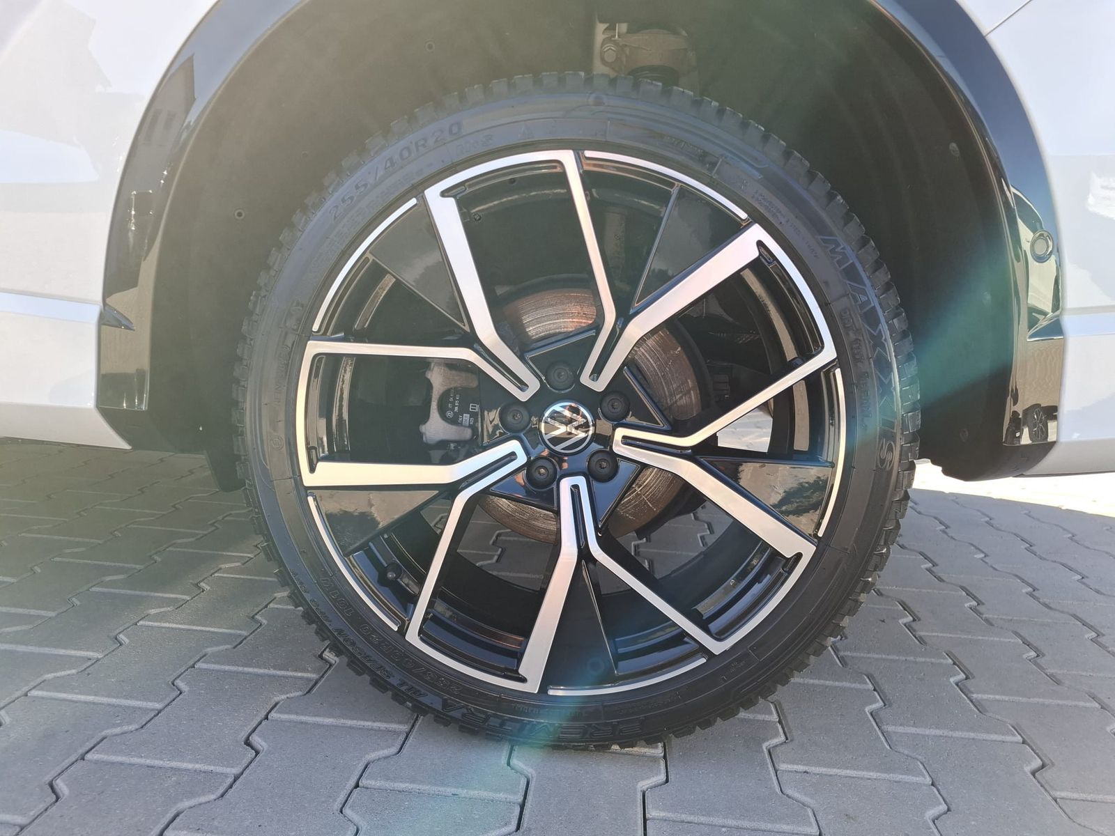 Fahrzeugabbildung Volkswagen Tiguan 2.0 TDI 4M R-Line BLACK*PAN*HK*AHK*MATRIX