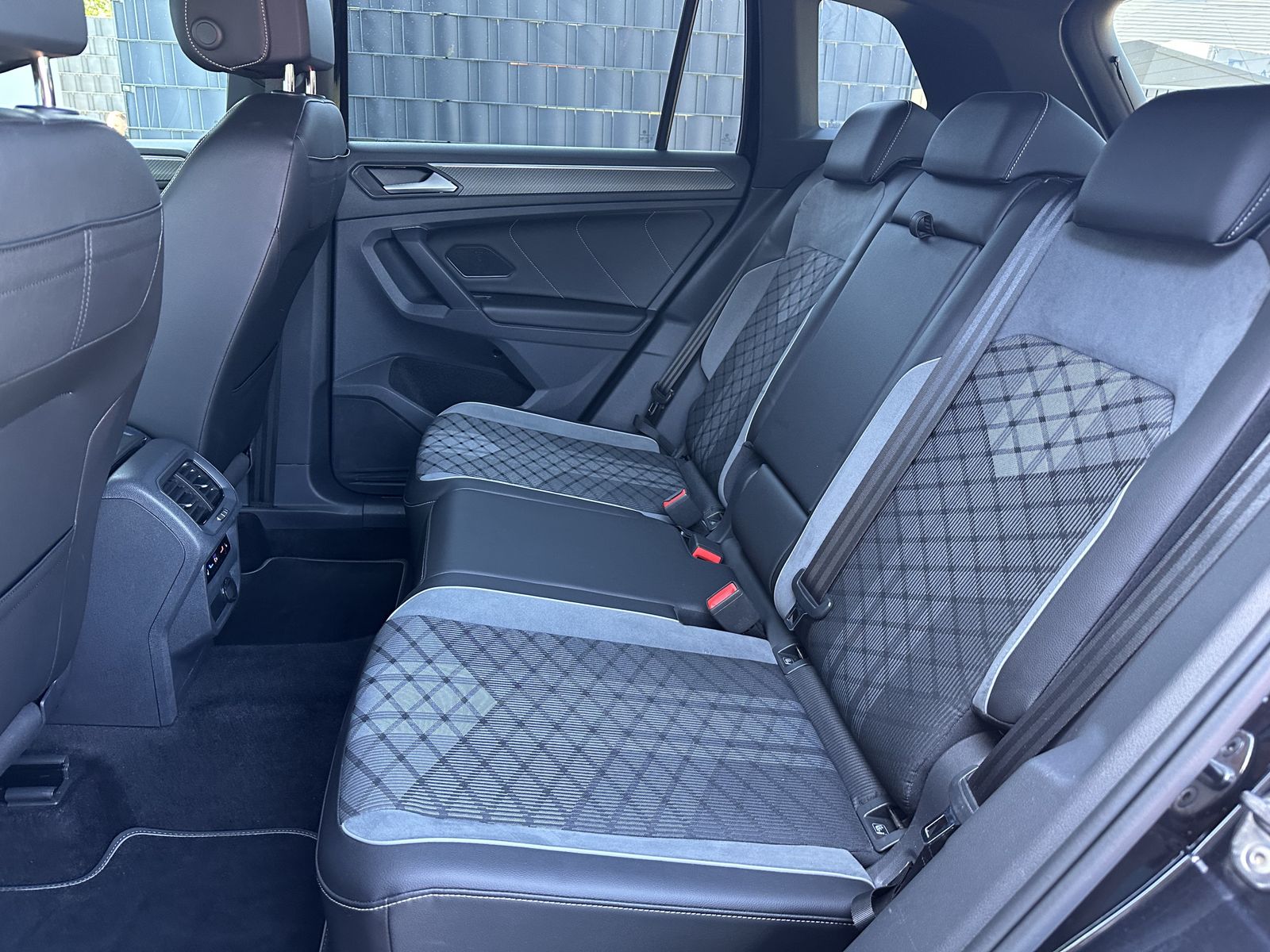 Fahrzeugabbildung Volkswagen Tiguan eHybrid R-Line Black NAV+LED+ACC+20ZO+AHK