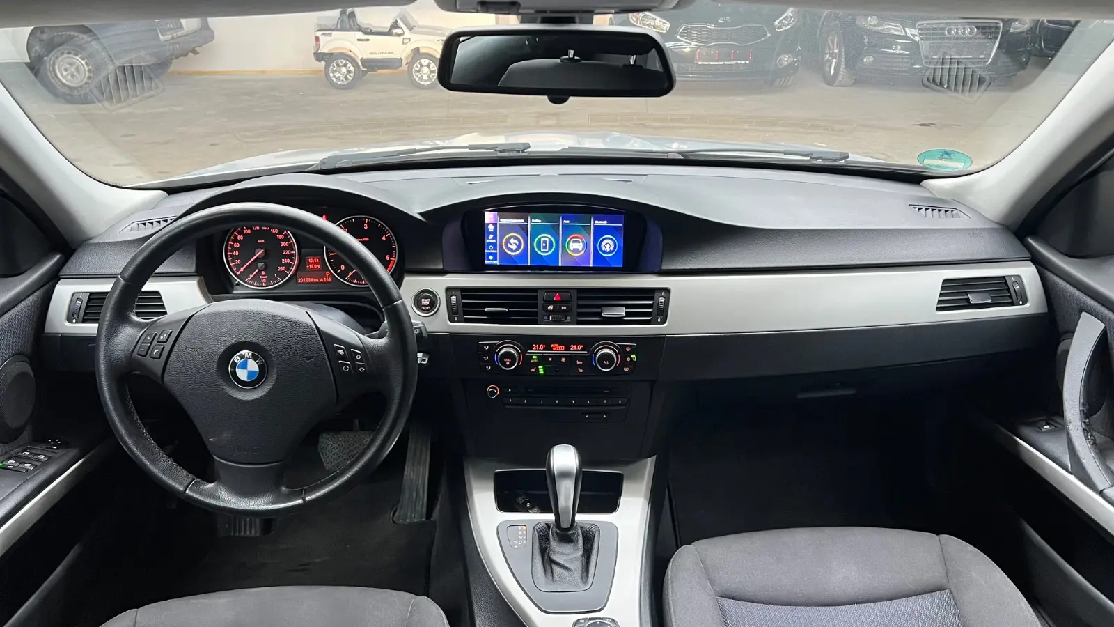 BMW 318 2010 — photo 16