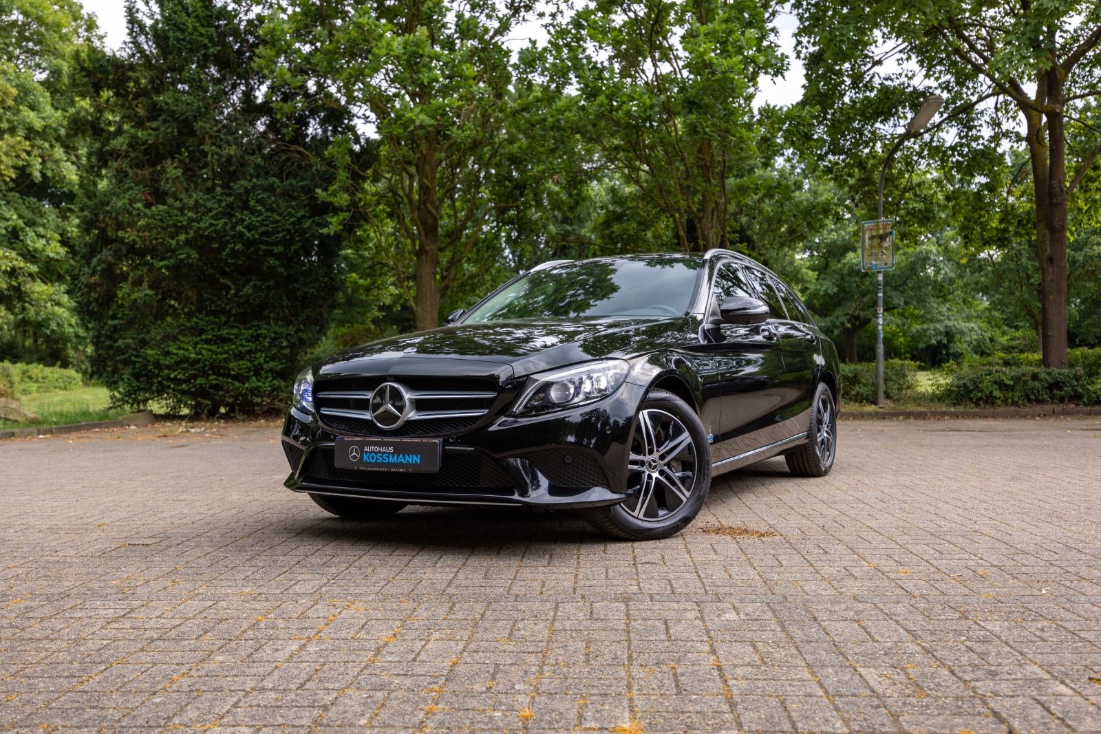 MERCEDES-BENZ C 300 d T/PANO/AHK/