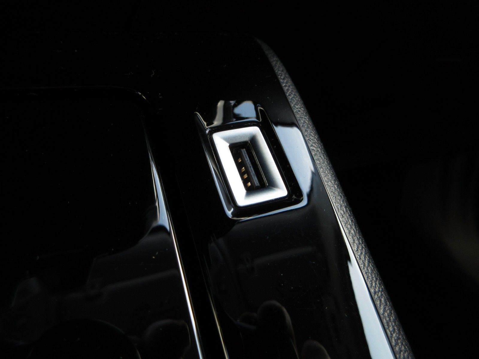 Fahrzeugabbildung Peugeot 2008 Allure 1.2T LED/NAVI/PDC/R´CAM/ALU