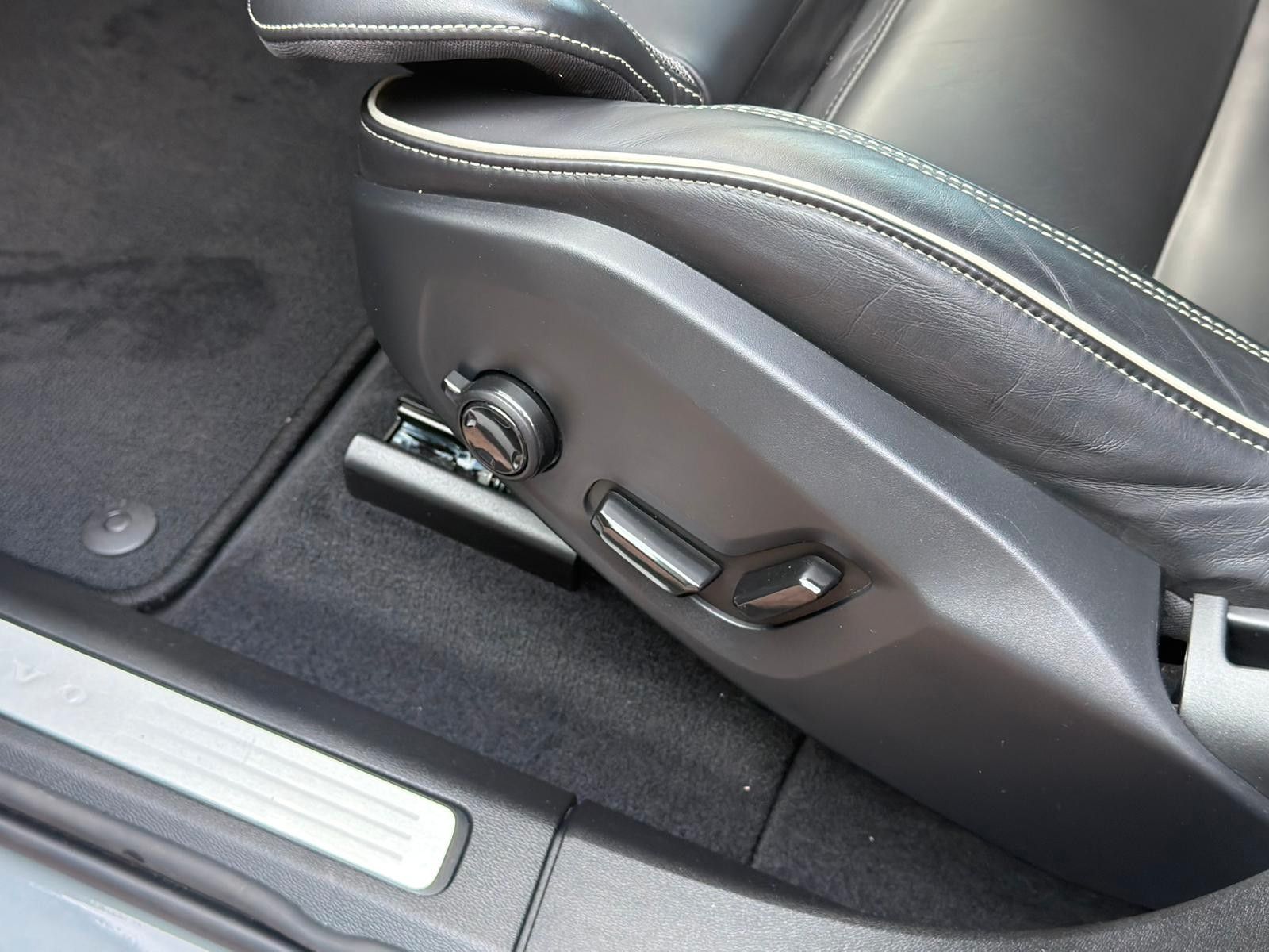 Fahrzeugabbildung Volvo XC60 B4D AWD Plus Dark*STDHZG*360°ACC