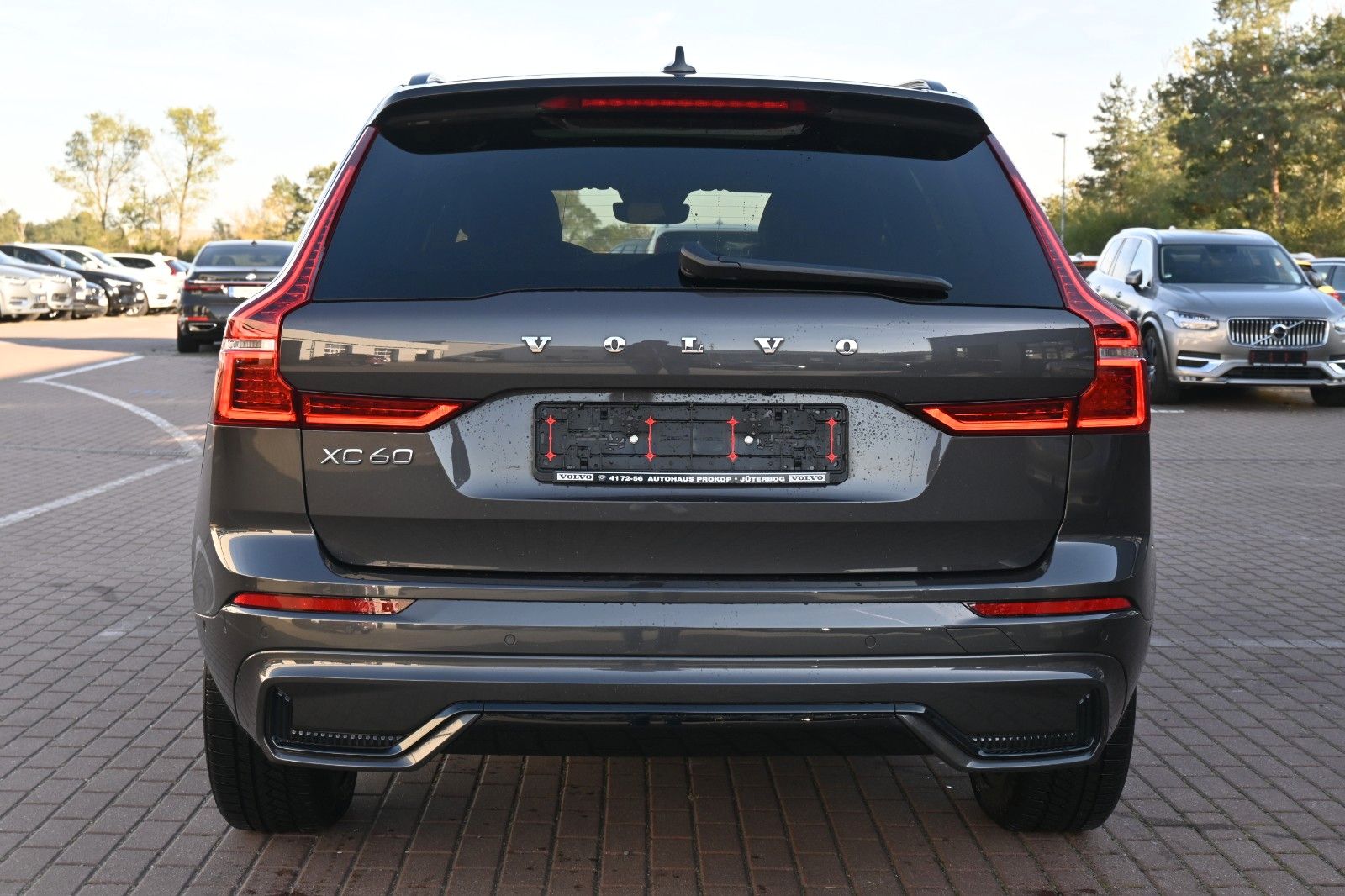 Fahrzeugabbildung Volvo XC60 T8 R-Design PHEV* AWD*AHK*NAV*ACC*PANO*