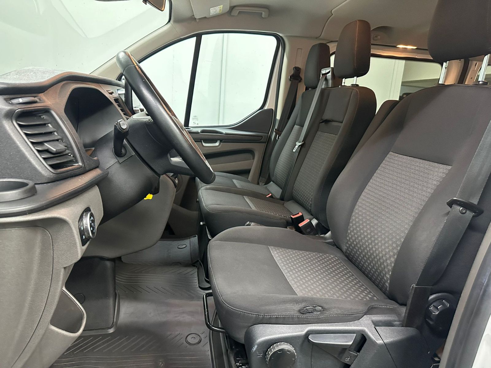 Fahrzeugabbildung Ford Transit Custom 320 L1H1* 9SITZE*NAVI*KLIMA*SDH*