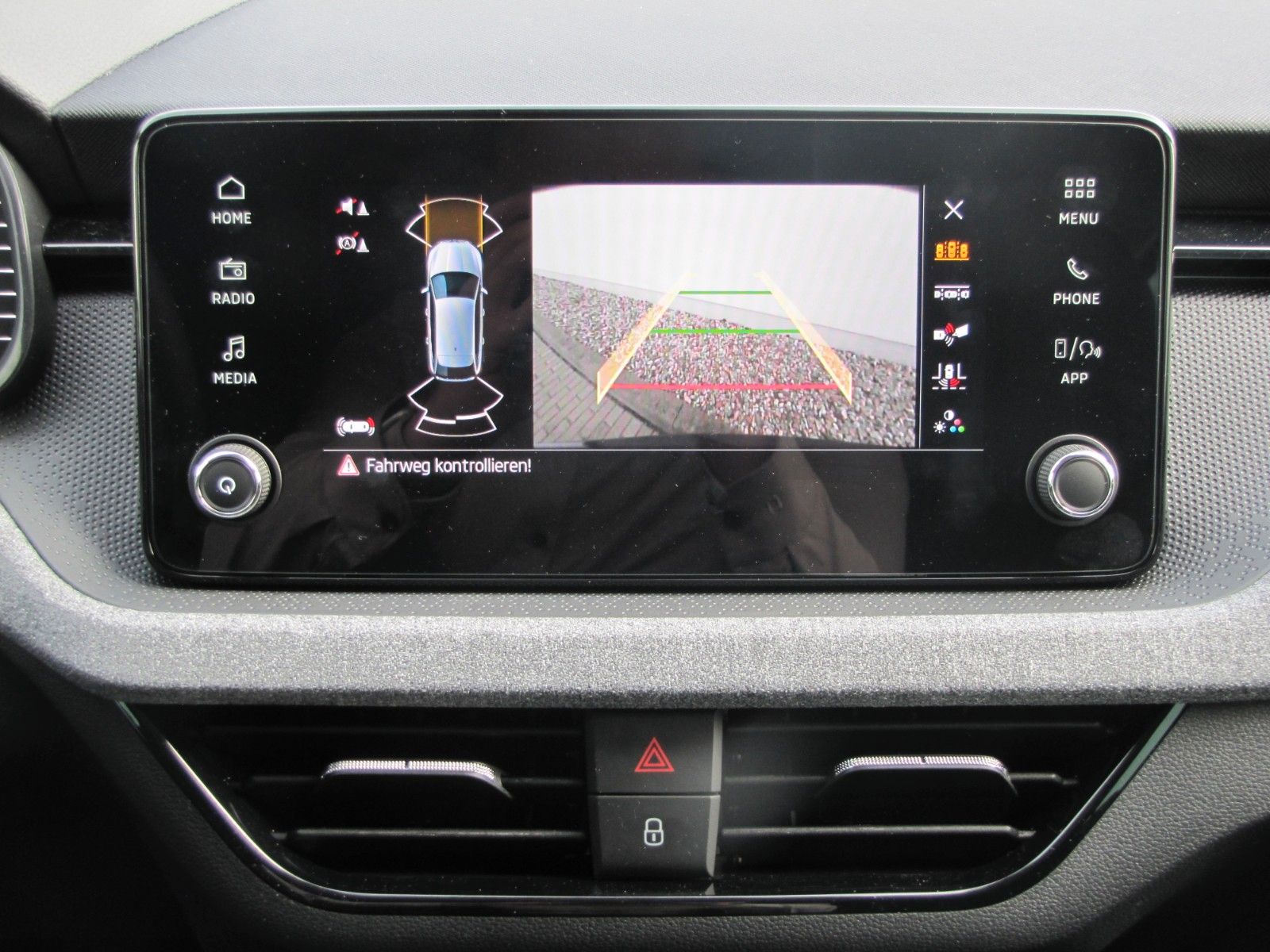 Fahrzeugabbildung SKODA Scala Tour 1.0l TSI 116PS 7-Gang-DSG AHK