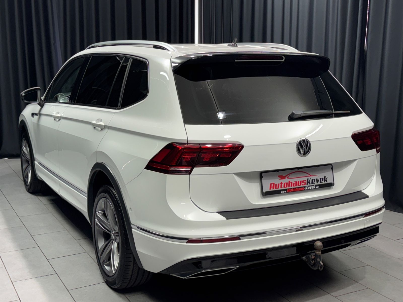 Fahrzeugabbildung Volkswagen Tiguan Allspace Highline 4Motion|R-LINE|PANO|AHK