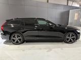 Volvo V60 T8 Plus Dark Recharge Plug-In Hybrid AWD - gebrauchte Volvo V60 aus dem Jahr 2022