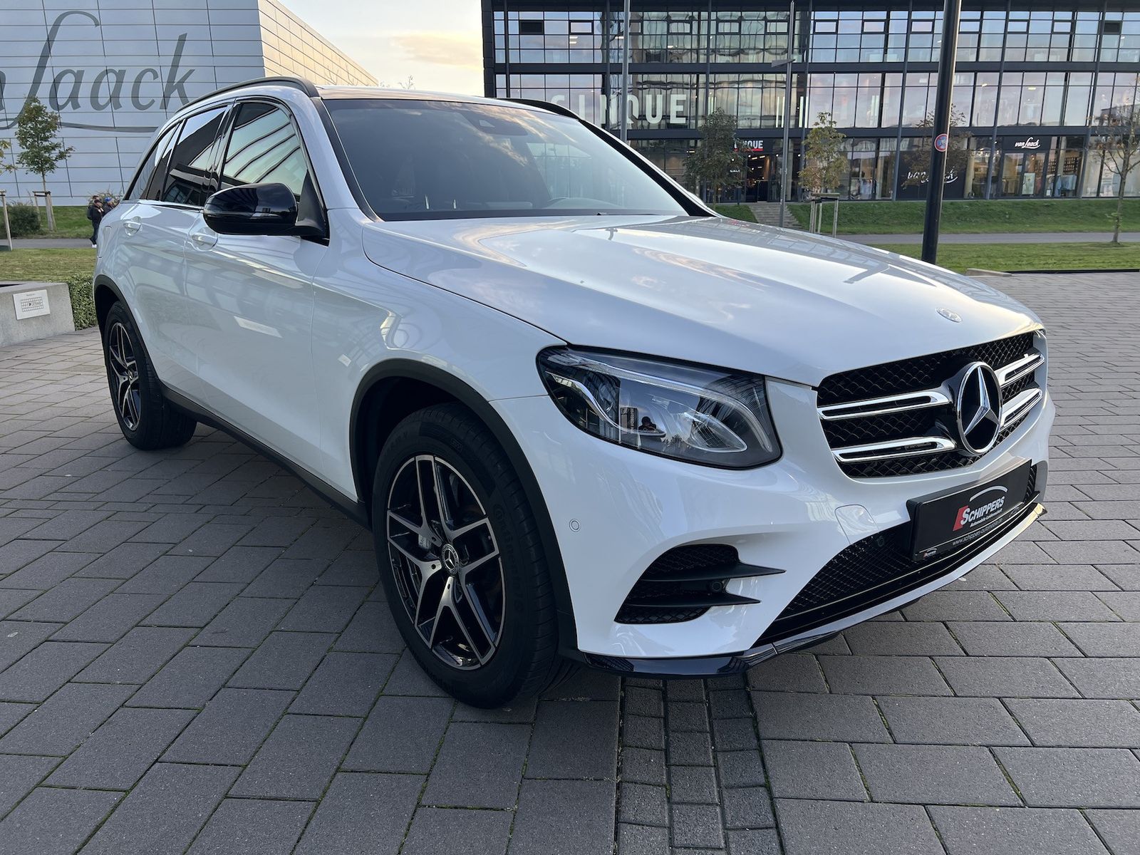 Fahrzeugabbildung Mercedes-Benz GLC 250 4Matic AMG NAVI/LED/AHK/PANO/R-KAMERA