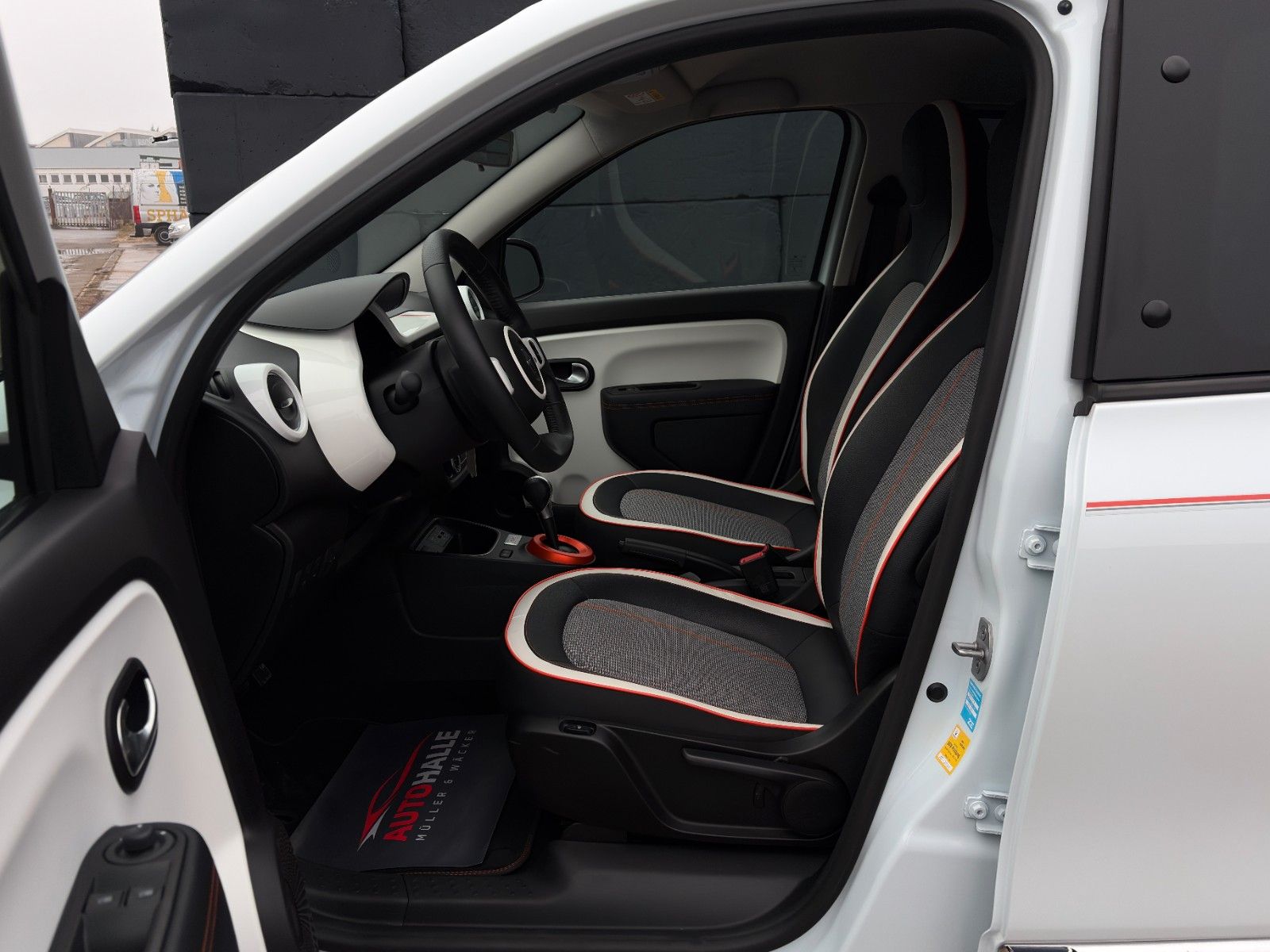 Fahrzeugabbildung Renault Twingo Vibes Electric Tempomat Carplay CAM SHZ