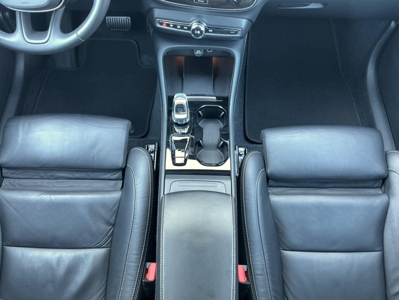 Volvo XC40 B3 DKG Dark LED PANO H&K Apple&Andro RFK foto 19