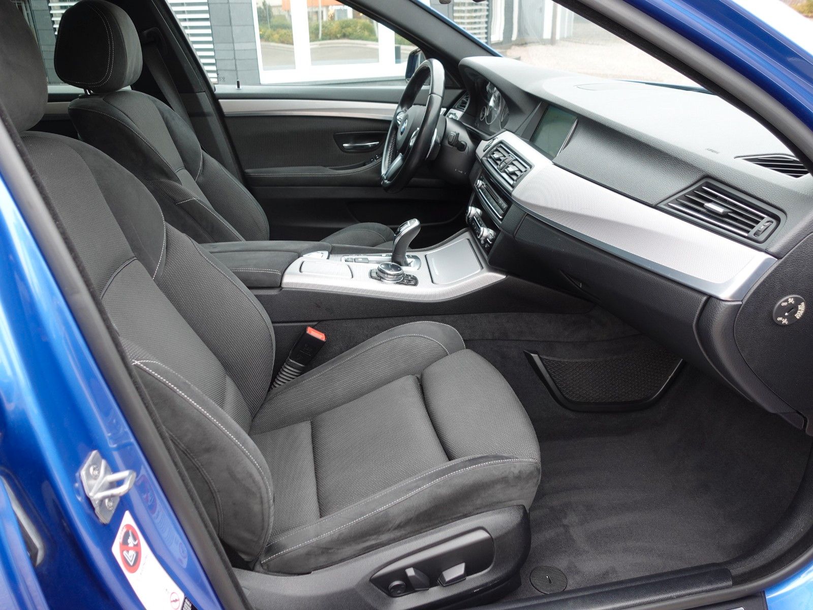 Fahrzeugabbildung BMW 530d xDrive Touring A M Sportpaket Navi/LED/19"/