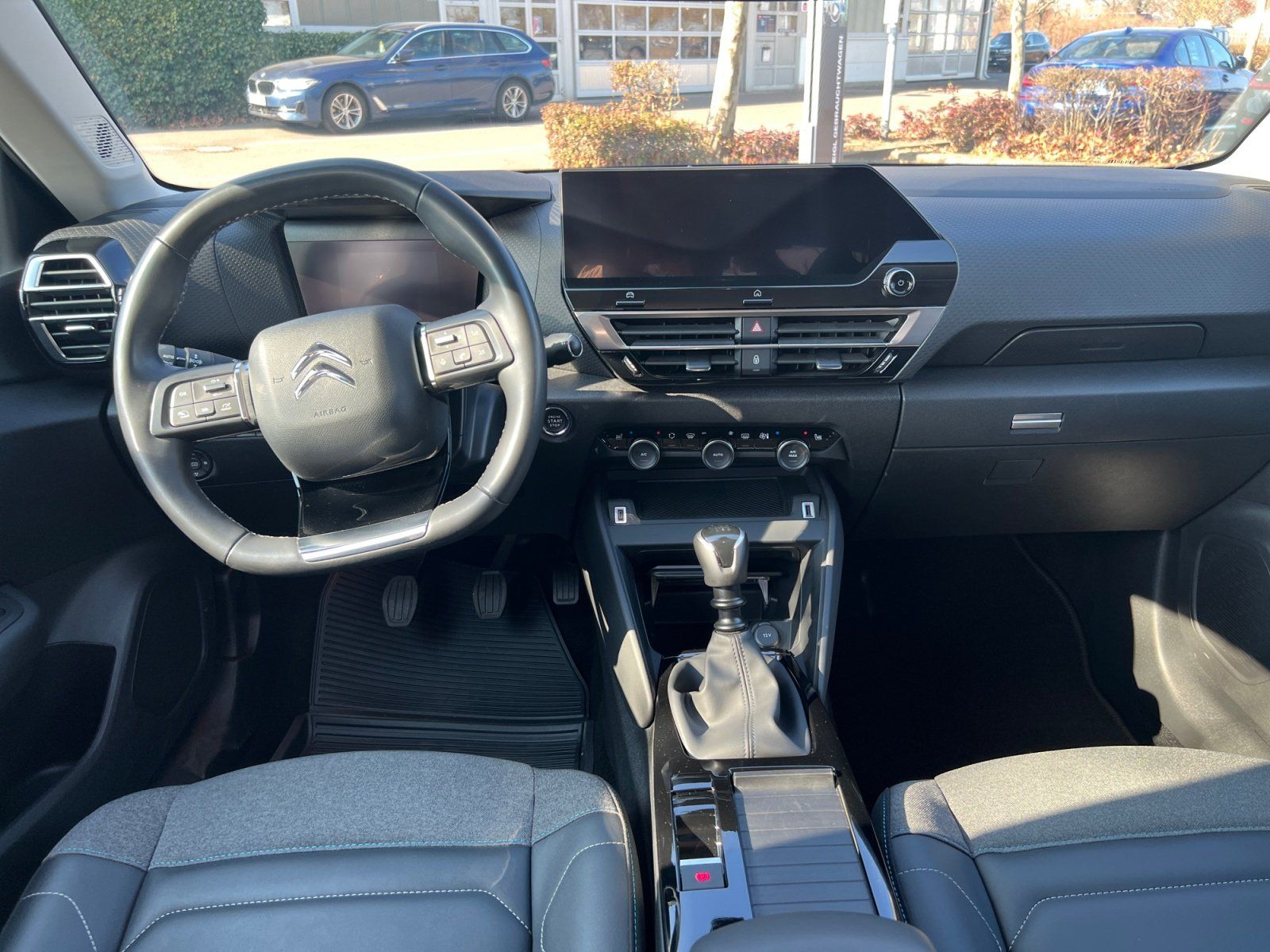 Fahrzeugabbildung Citroën C4 PureTech 130 Shine Kälte Paket Navi DAB Klima