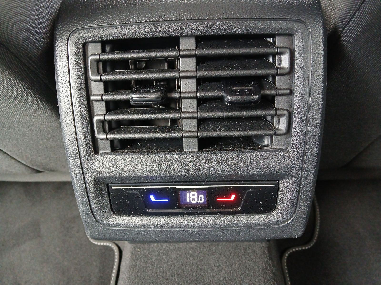 Fahrzeugabbildung Volkswagen Golf VIII TSI Goal LED Harman AID ACC PDC SH LM