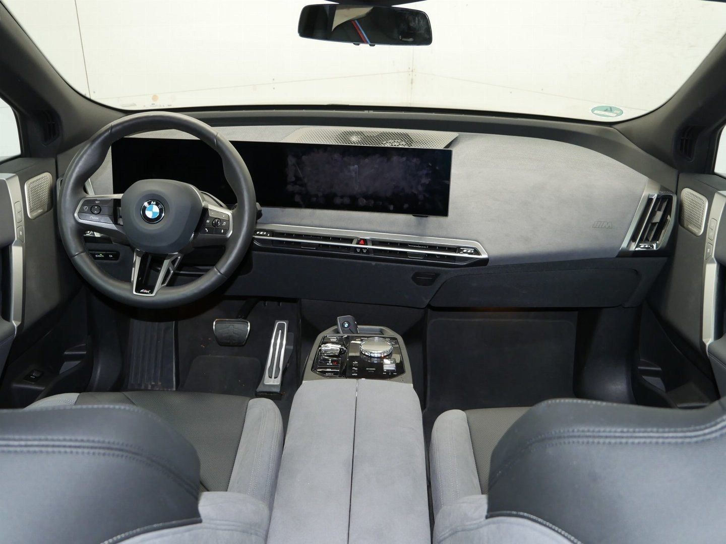 Fahrzeugeinzelansicht 8 Fahrzeugabbildung BMW iX xDrive60 M Sportpaket B&W Surround DAB LED Ak