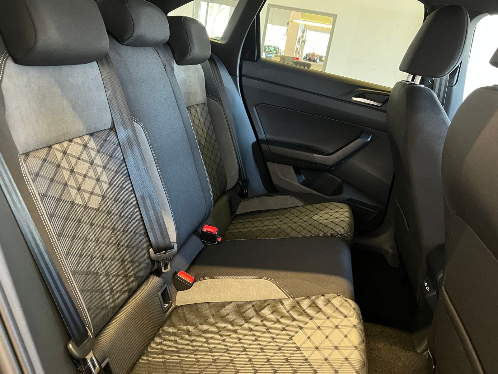 Fahrzeugabbildung Volkswagen Taigo R-Line 1.5 TSI DSG *AHK, Navi, "IQ.DRIVE"*