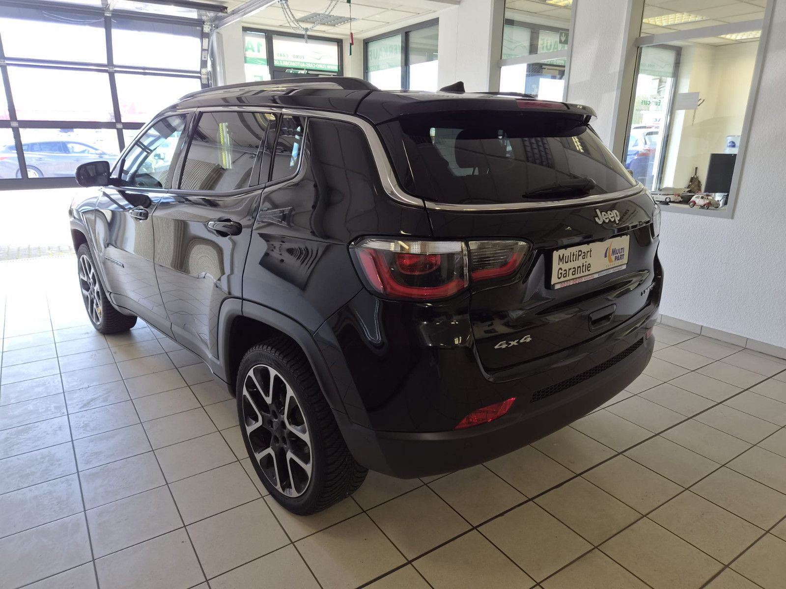 Fahrzeugabbildung Jeep Compass Limited 4WD / LED / NAVI / LEDER