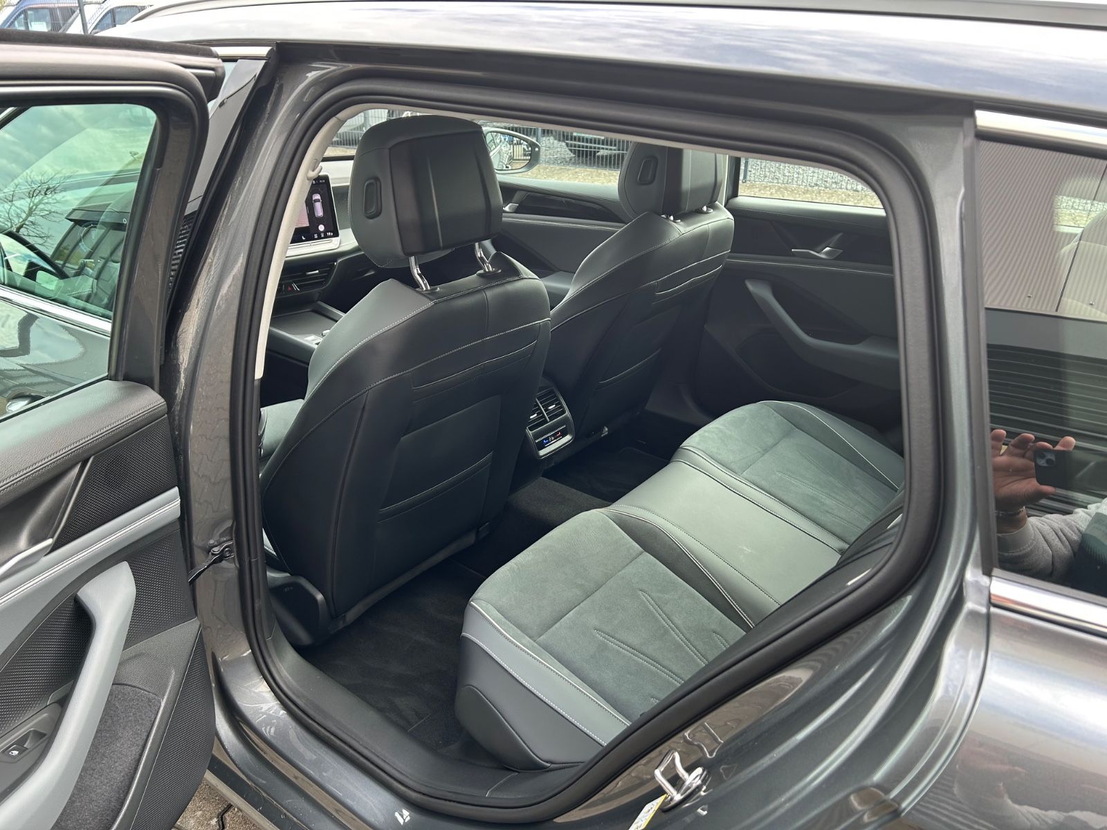 Fahrzeugabbildung Volkswagen Passat Variant 1.5 eTSI  Business DSG Navi