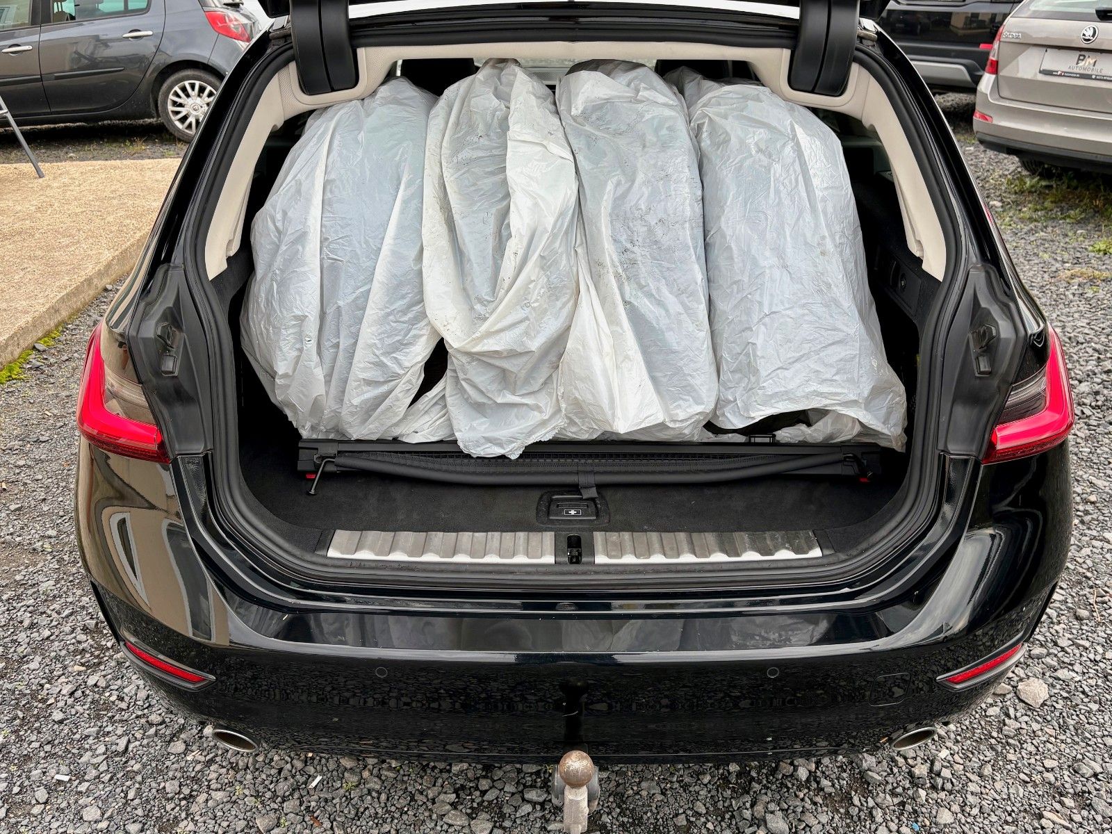 Fahrzeugabbildung BMW 318d Tour Aut. SPORT LINE Navi LED AHK Leder 1HD