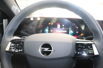 Fotografie 13 des Opel Astra 1.2 Turbo Automatik GS Tech + Komfort Pake