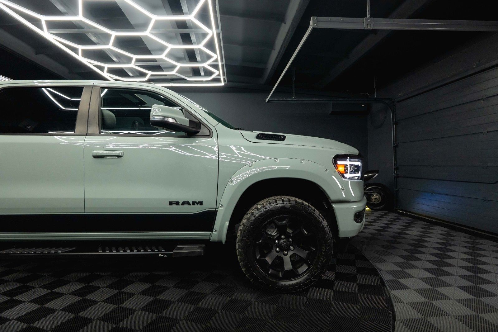 Fahrzeugabbildung Dodge RAM 5.7 V8 HEMI 4x4 OFFROAD Night-Edition *Pano*