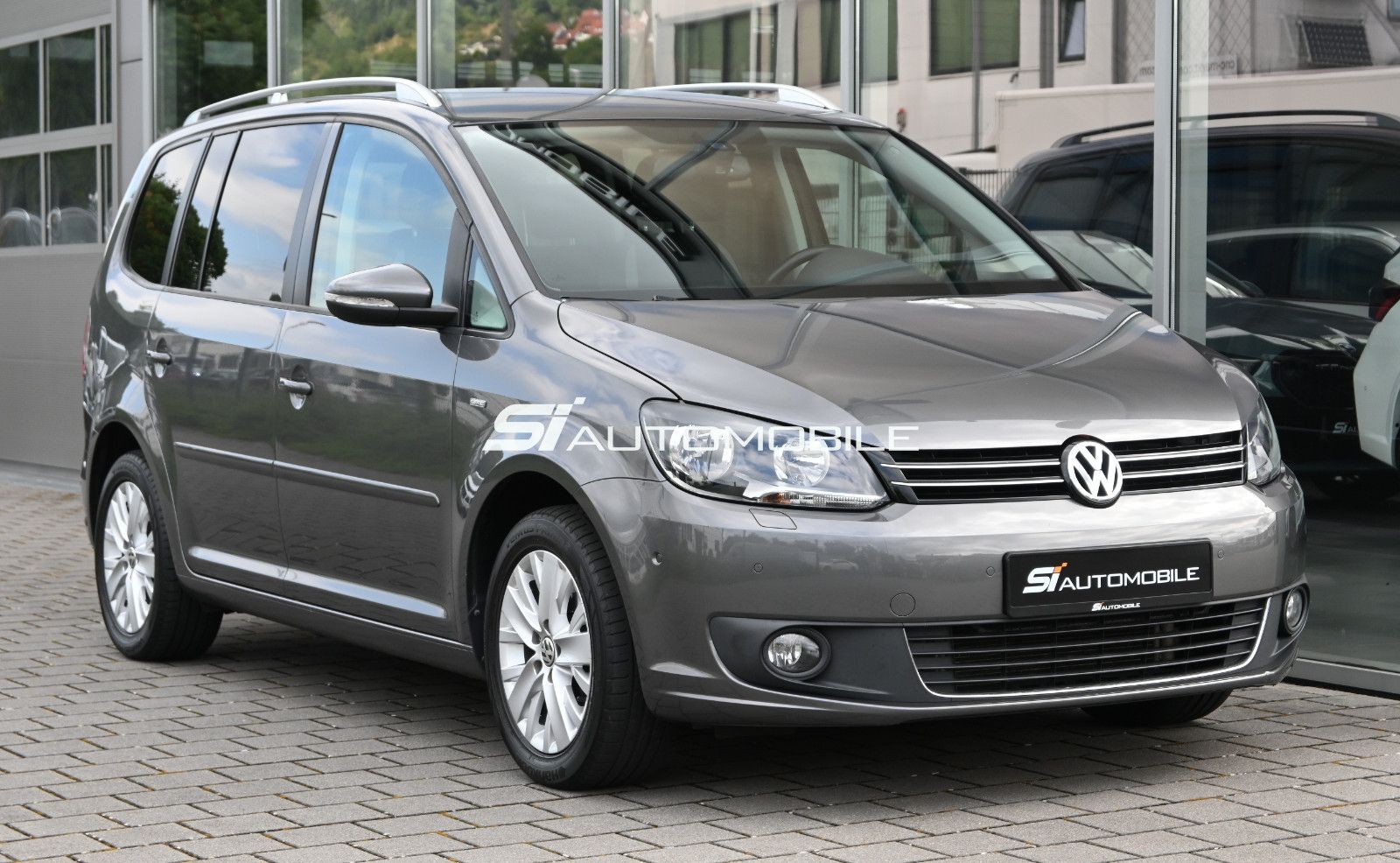 Fahrzeugabbildung Volkswagen Touran 1.2 TSI LIFE °AHK°STANDHEIZ°7-SITZE°