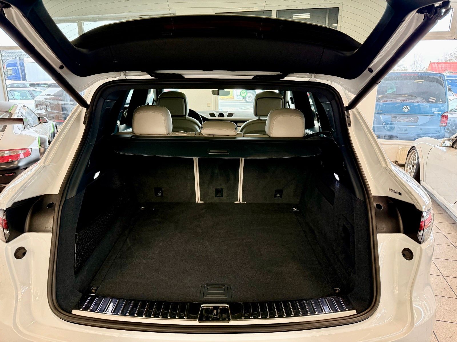 Fahrzeugabbildung Porsche Cayenne V6 Platinum Edition SportChrono/Panorama