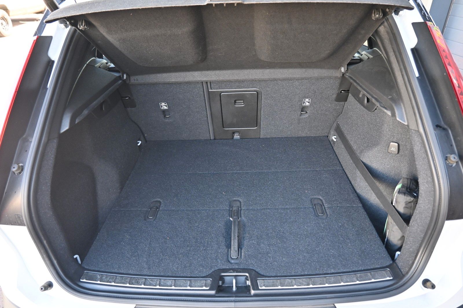 Fahrzeugabbildung Volvo XC40 T4 FWD Autom. R-Design*FSHZG*H&K*RFK*ACC*