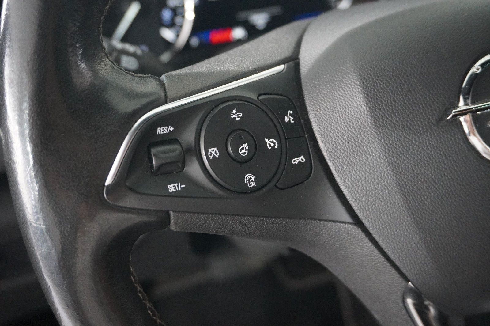 Fahrzeugabbildung Opel Insignia B ST 2.0D ELEGANCE 4X4 NAVI/HUD/BOSE/AH