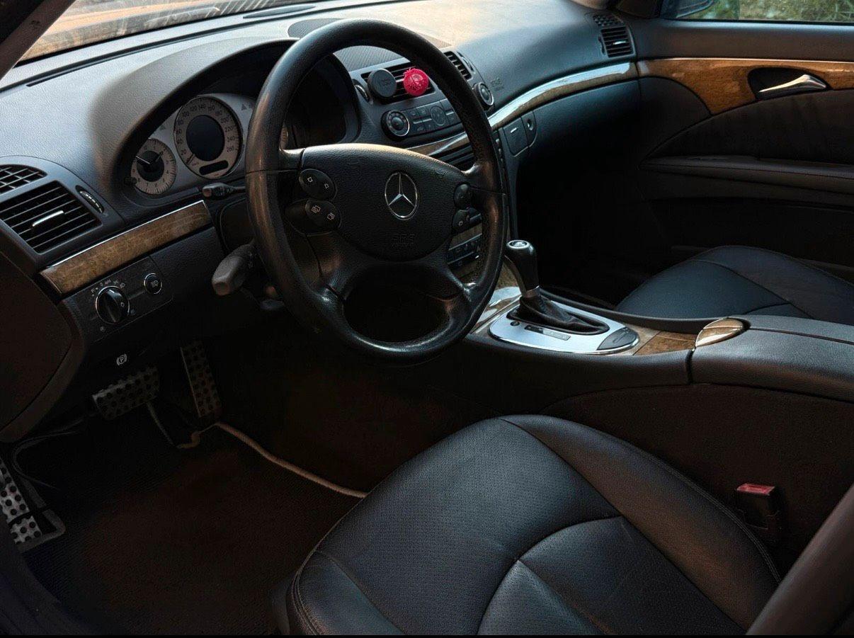 Mercedes-Benz E350 2006 — rear view