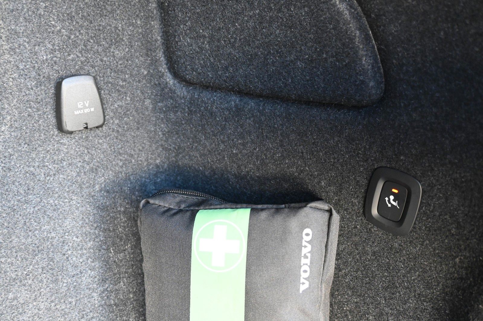 Fahrzeugabbildung Volvo XC40 T4 Recharge Plus Dark*LED*STHZ*CAM*AHK