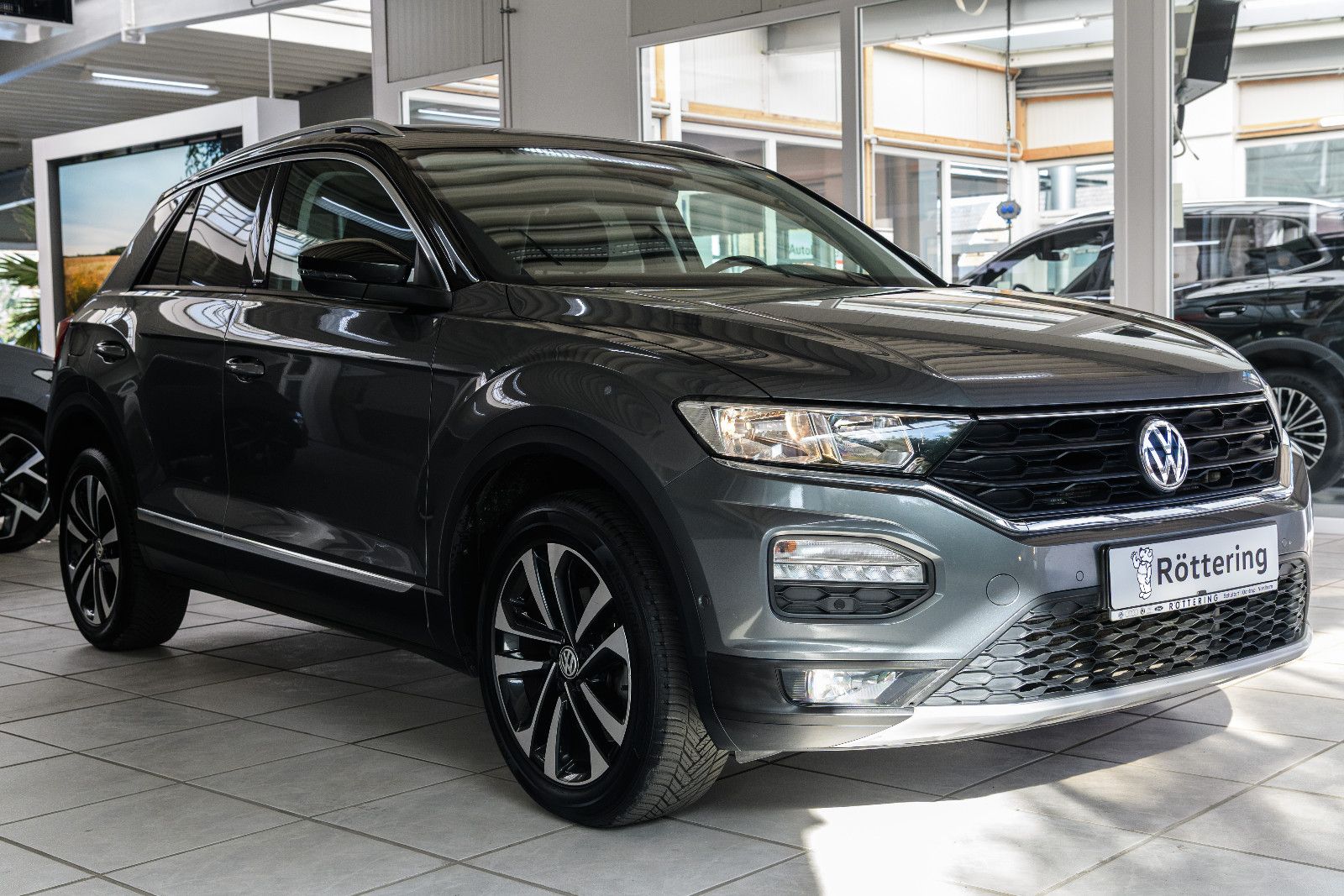 Fahrzeugabbildung Volkswagen T-Roc IQ.DRIVE+AHK+GJR+NAVI+PANORAMA+EL.HECKKLAP
