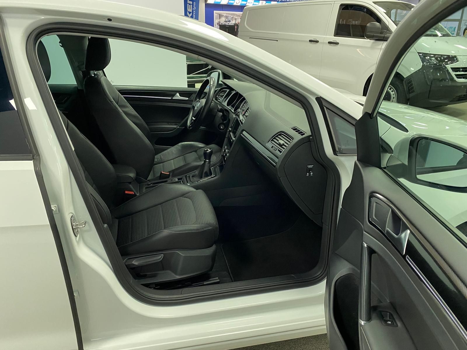 Fahrzeugabbildung Volkswagen Golf 1.4 16V TSI 1395 ccm Highline PDC+NAVI+ACC+