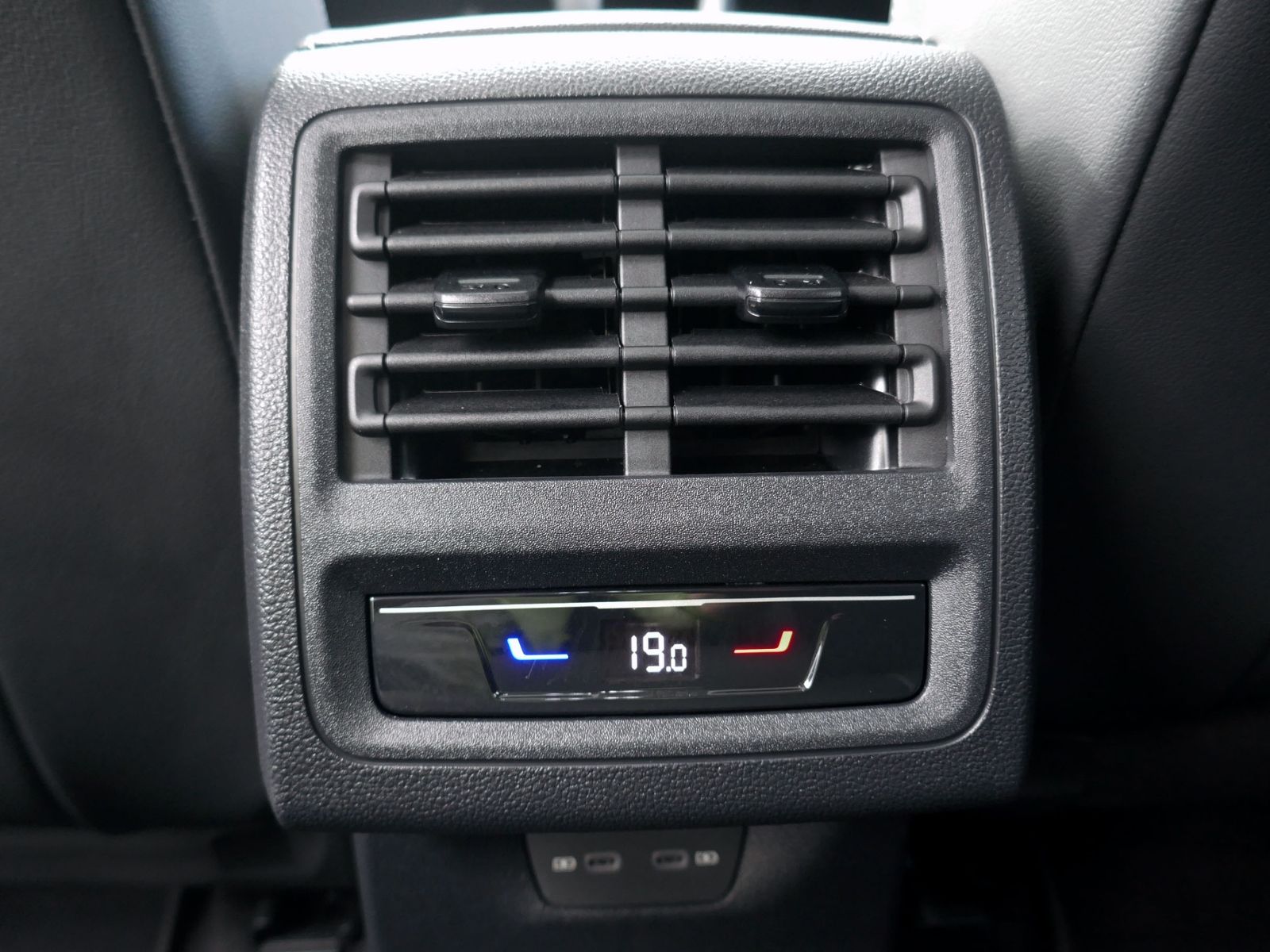Fahrzeugabbildung Volkswagen Golf VIII GOAL 1.5 TSI | LED PDC ACC Navi App