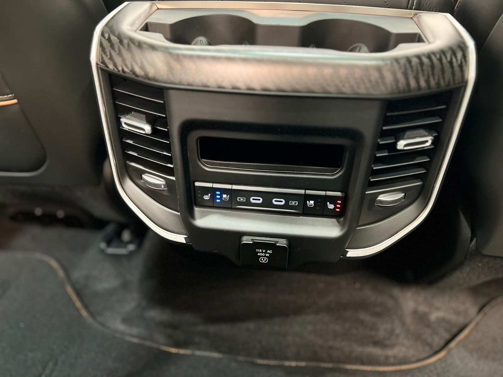 Fahrzeugabbildung Dodge RAM 1500 TUNGSTEN CREW CAB H/O Black Interieur