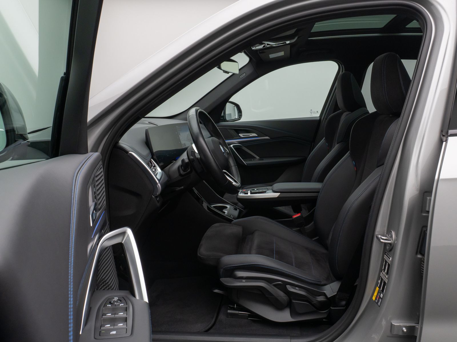 Fahrzeugabbildung BMW iX1 xD30 M Sport Panorama Kamera DAB Komfort LED