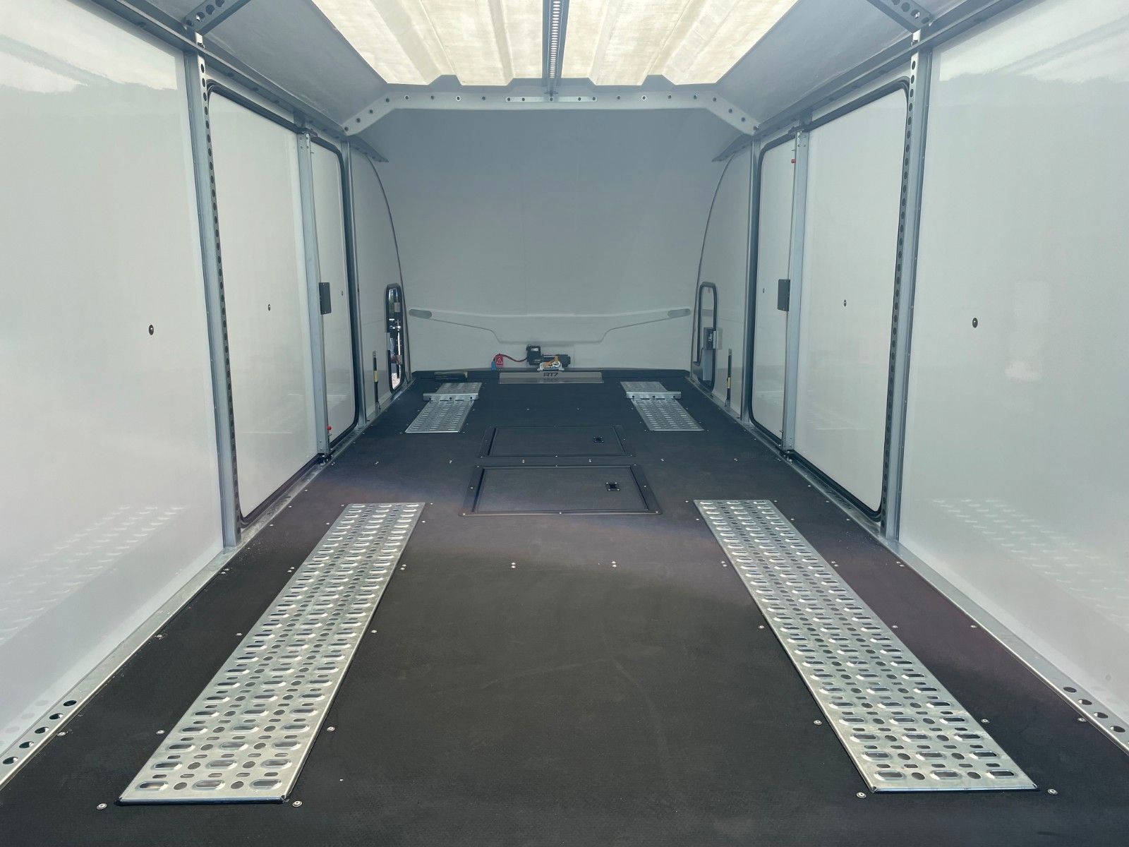 Fahrzeugabbildung Brian James Race Transporter 7 / Länge: 6,16 m / 3.500 kg