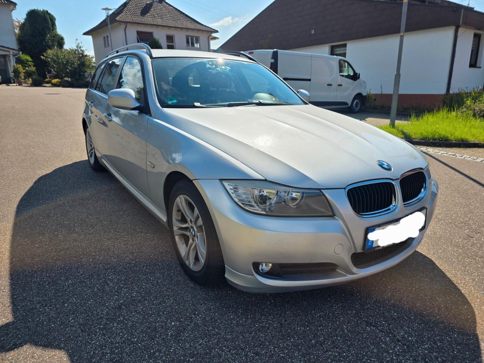 BMW 318 2009 — interior