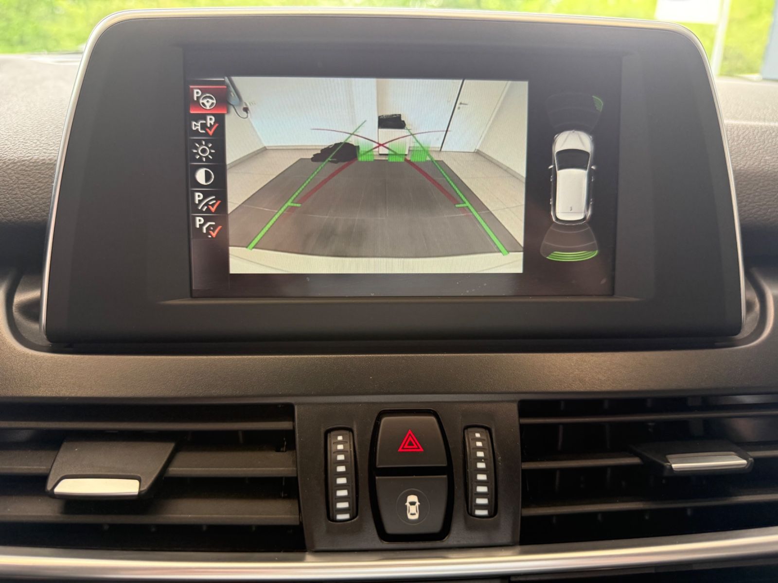 Fahrzeugabbildung BMW 220 i Active Tourer Advantage Business-Paket