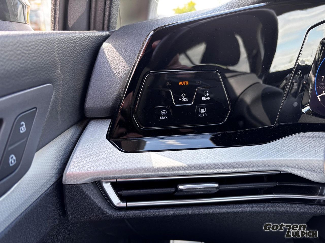 Fahrzeugabbildung Volkswagen Golf VIII Move1,5TSI Navi ACC Light Assis LED