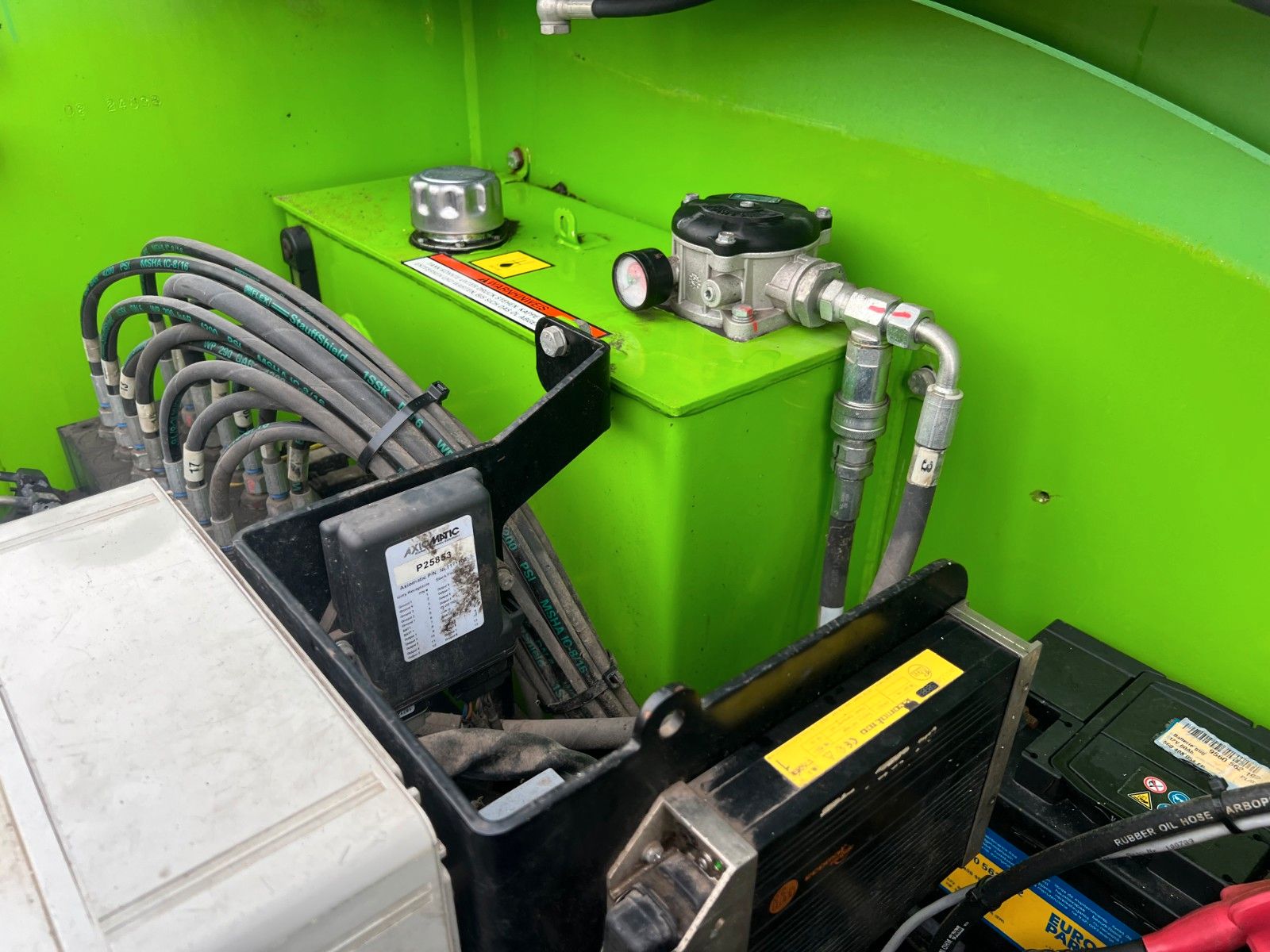 Fahrzeugabbildung Niftylift HR17D 4X4 / 1.636h / 17m Arbeithöhe