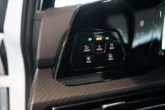 VW Golf 2.0 TDI R-Line | Pano | Matrix | Navi | ACC VW Golf 2.0 TDI R-Line | Pano | Matrix | Navi | ACC