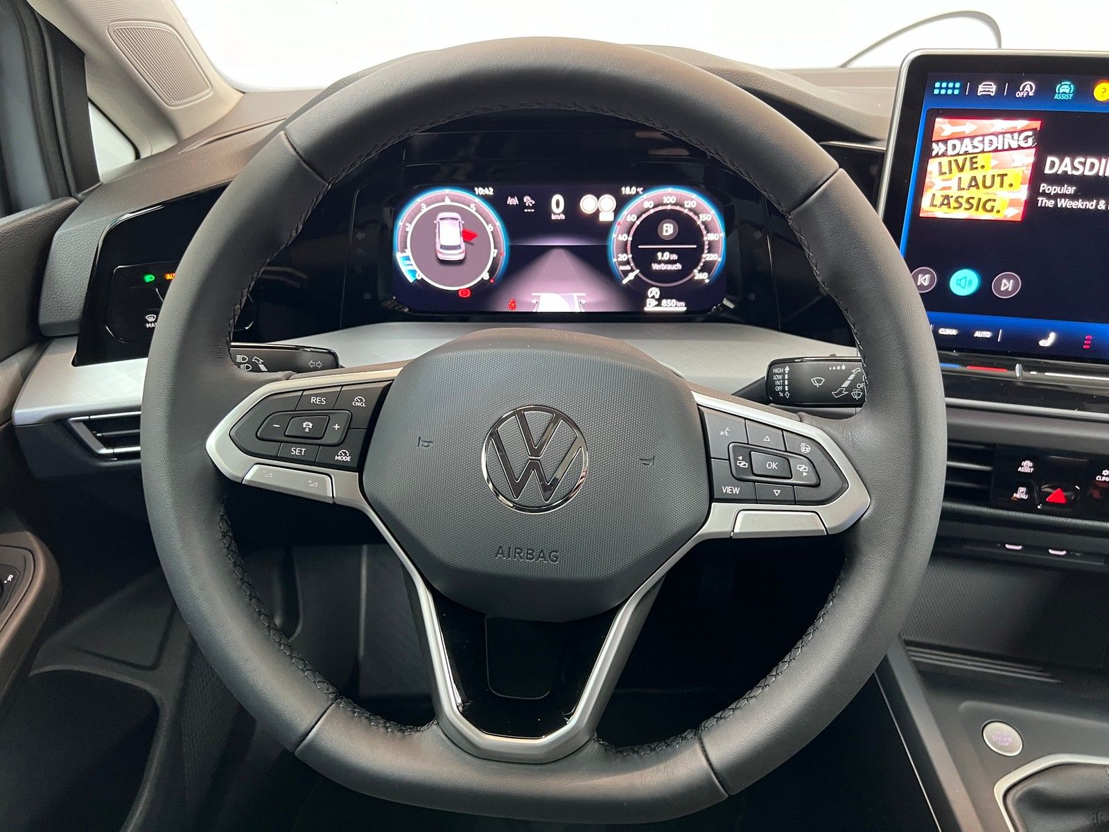 Fahrzeugabbildung Volkswagen Golf VIII Lim Life 1,5 TSI + Panora+ Abg.Scheibe
