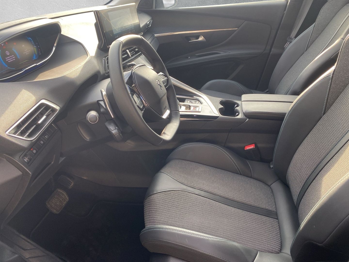 Fahrzeugabbildung Peugeot 3008 Hybrid 225 Allure 1.6 Plug-In EU6d 2WD EAT8